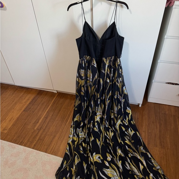 Elegant Black and Gold Evening Dress - Picture 2 of 3